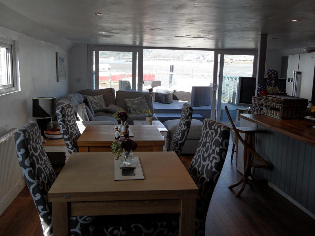 Houseboat Harbourside View Bed & Breakfast Newport  Exterior foto