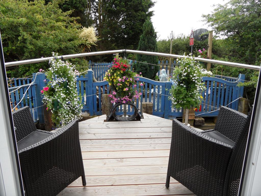 Houseboat Harbourside View Bed & Breakfast Newport  Exterior foto