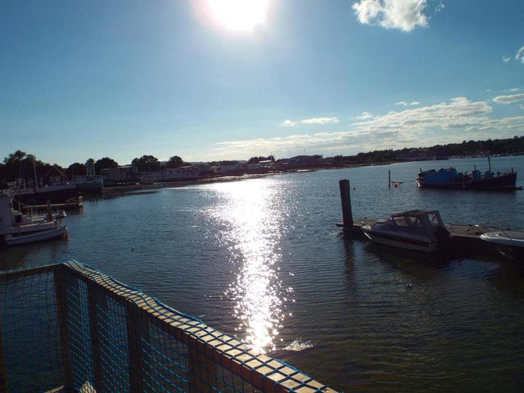 Houseboat Harbourside View Bed & Breakfast Newport  Exterior foto